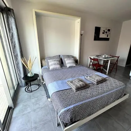 Equipe Moderne A Deux Pas De La