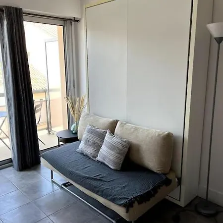 Equipe Moderne A Deux Pas De La *