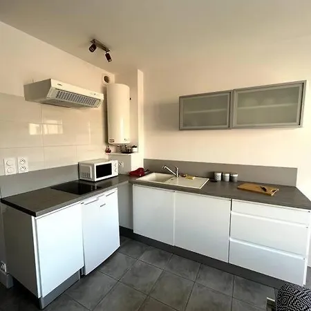 Equipe Moderne A Deux Pas De La Daire *