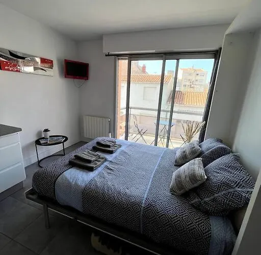 Equipe Moderne A Deux Pas De La