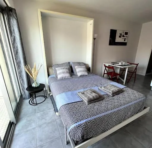 Equipe Moderne A Deux Pas De La