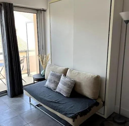 Equipe Moderne A Deux Pas De La *