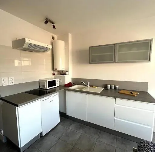 Equipe Moderne A Deux Pas De La Apartament *